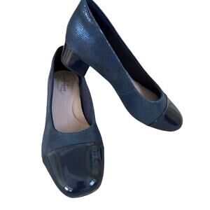NEW Clarks Chartli Diva Pumps Women's 7.5 Cap Toe Block Heel Navy Blue Shoes NWT
